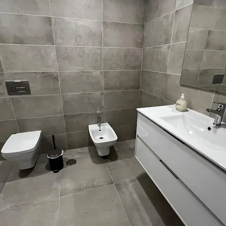 Modern Spacious With Rooftop Pool Apartman