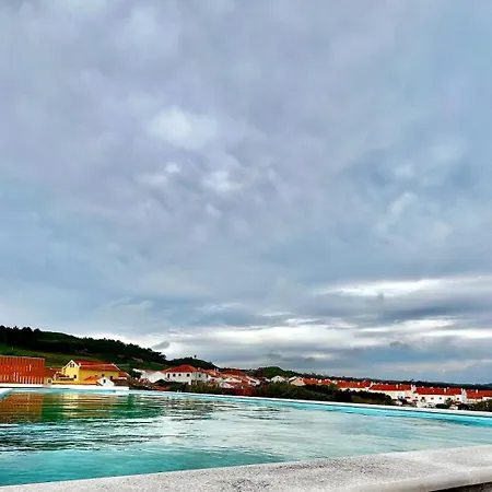 Modern Spacious With Rooftop Pool * São Martinho do Porto