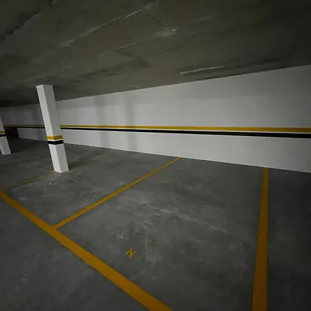 Modern Spacious With Rooftop Pool Apartman