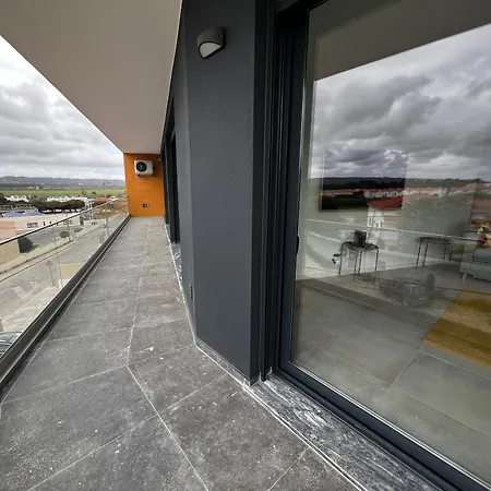 Modern Spacious With Rooftop Pool Apartman